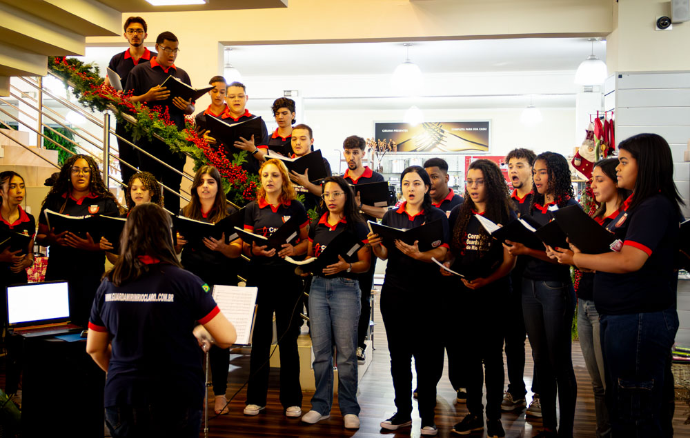 Imagem da notícia 'Coral da Guarda Mirim realiza apresentação natalina na loja Ciriana'