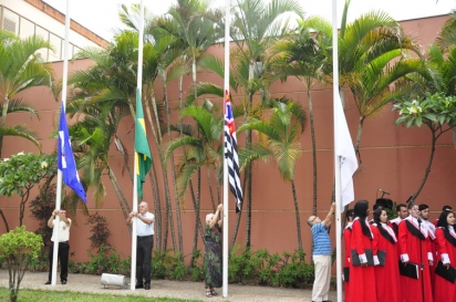 Imagem da notícia 'Shopping Center Rio Claro faz troca de bandeiras '